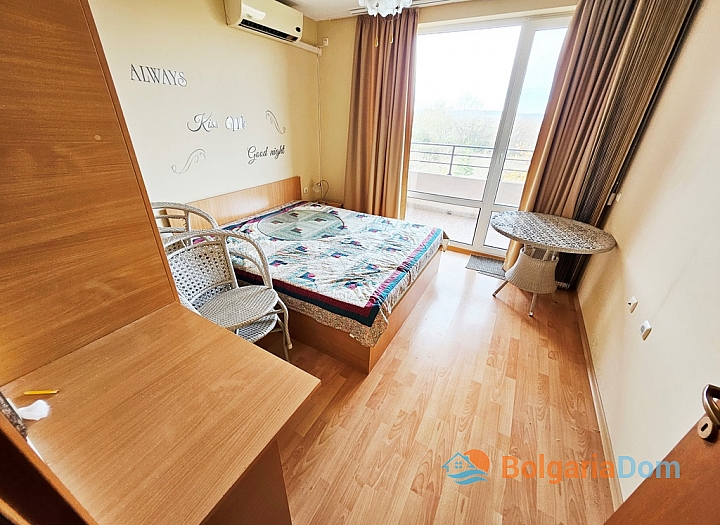 Three-room apartment in a large family complex. Photo 11