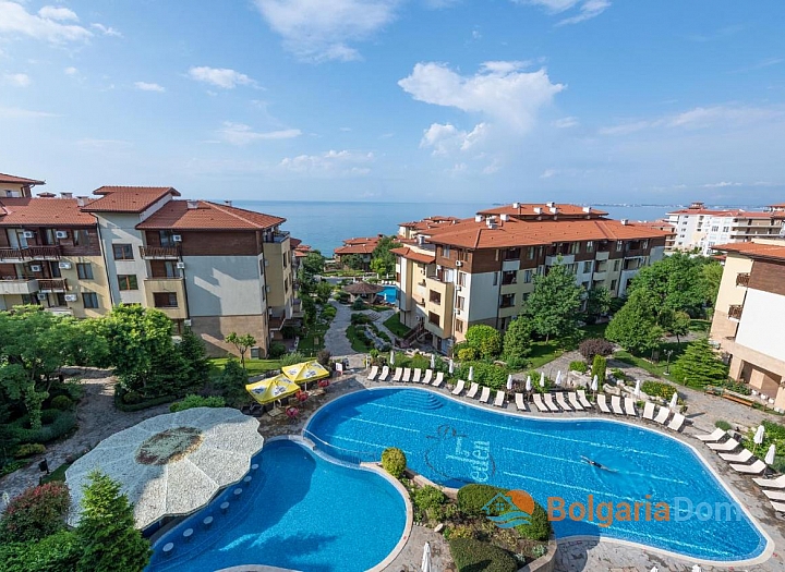 Spacious studio in a luxury complex on the first line. Photo 1
