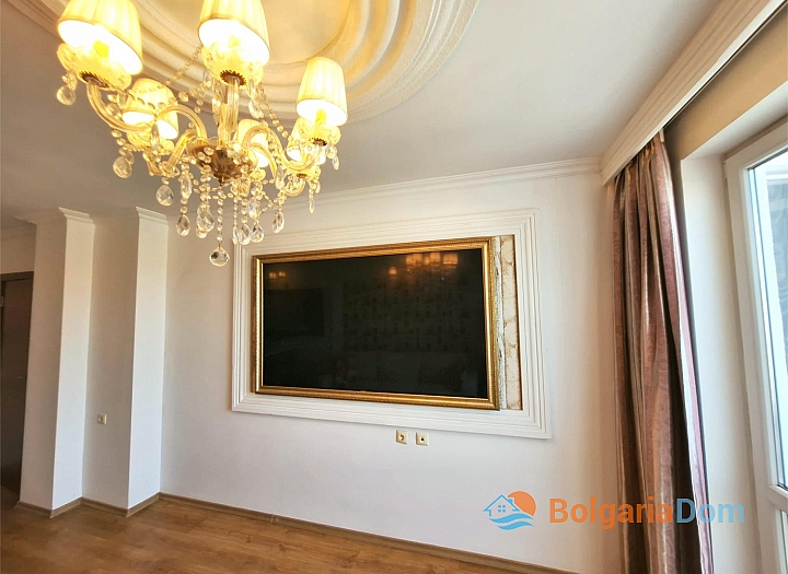 Великолепная двухкомнатная с большой террасой. Фото 18
