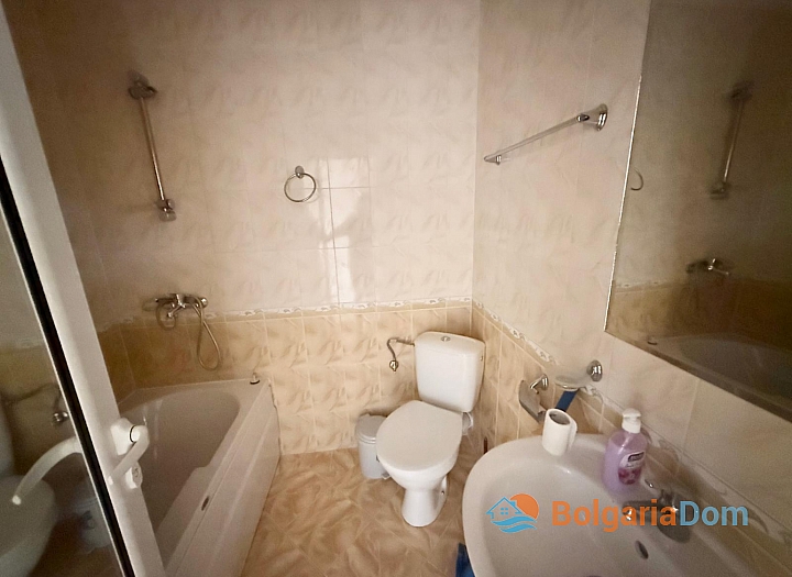 Apartment with a view of the large complex area. Photo 29