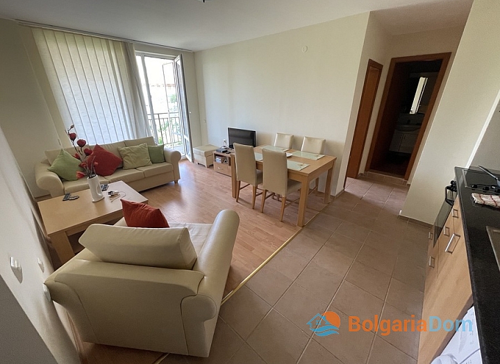Two-bedroom apartment in a large complex. Photo 2