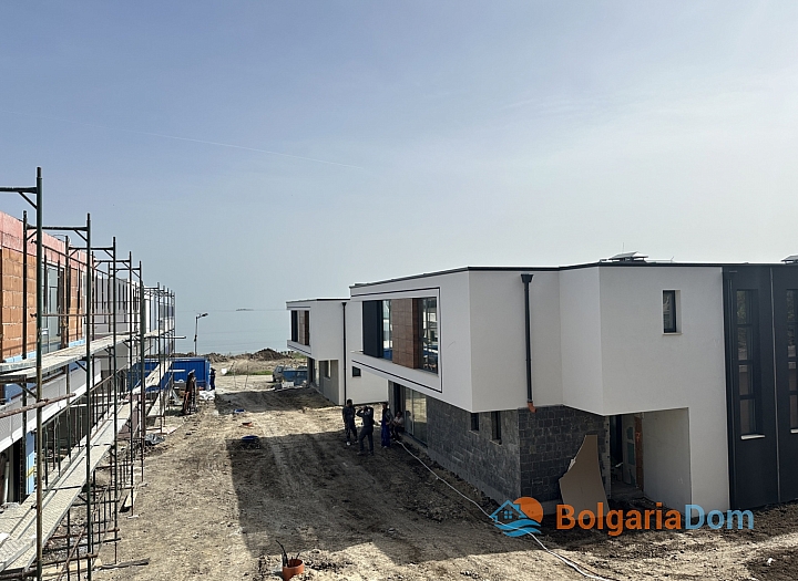 Двухэтажный дом в новом комплексе в Бургасе. Фото 2
