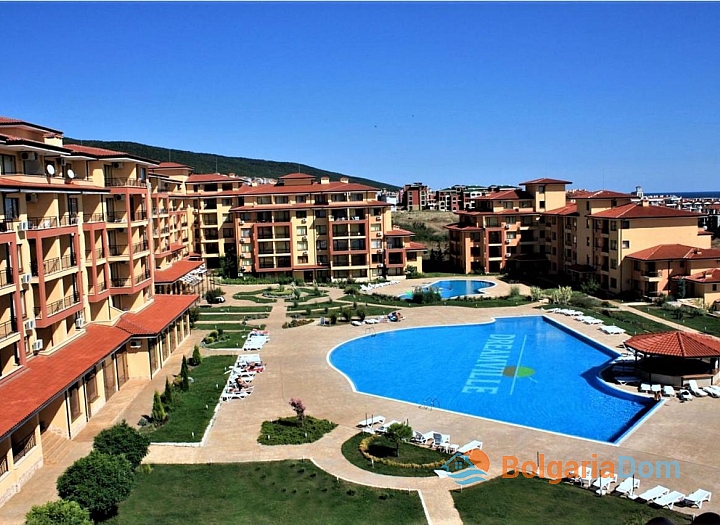 Apartament z widokiem na basen w dużym kompleksie. Zdjęcie 5