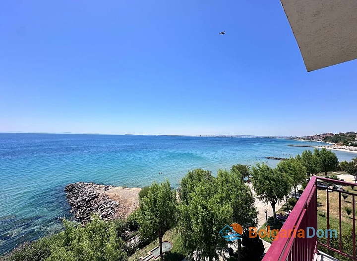Prostorný třípokojový apartmán s úžasným výhledem na moře. Foto 13