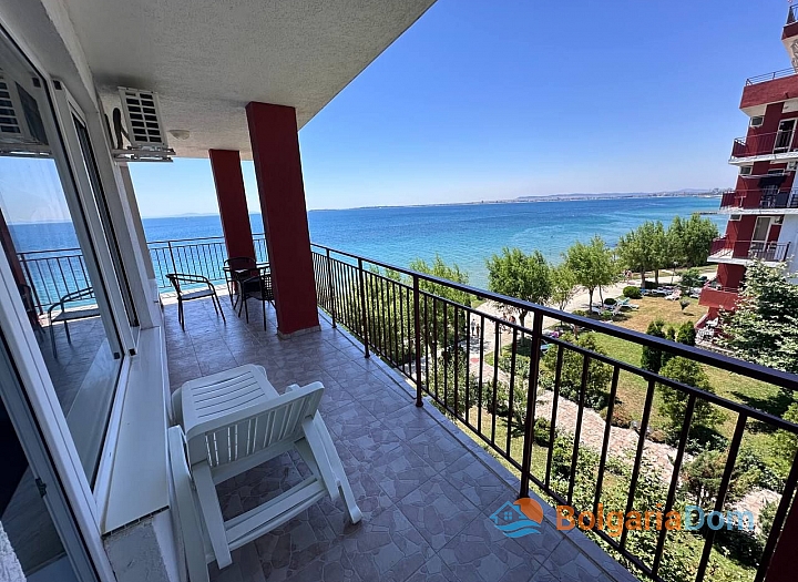 Prostorný třípokojový apartmán s úžasným výhledem na moře. Foto 11