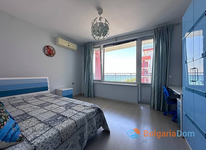 Prostorný třípokojový apartmán s úžasným výhledem na moře. Foto 8