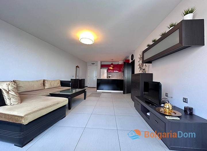 Prostorný třípokojový apartmán s úžasným výhledem na moře. Foto 19