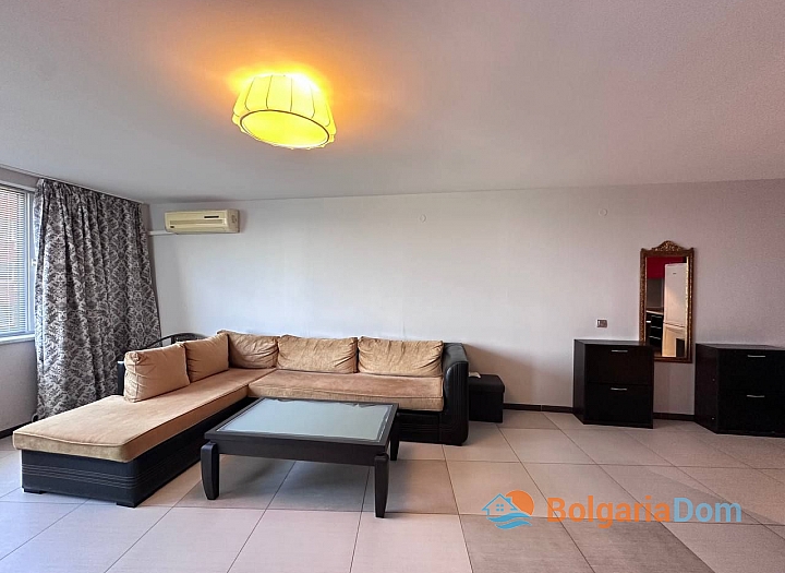 Prostorný třípokojový apartmán s úžasným výhledem na moře. Foto 18