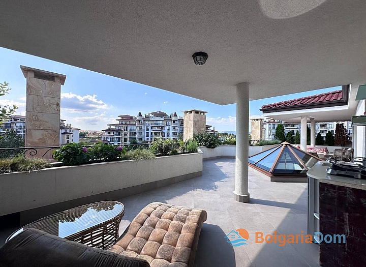 Luxuriöses Apartment mit riesigem Loungebereich auf der Terrasse und Blick auf den Pool. Foto 10