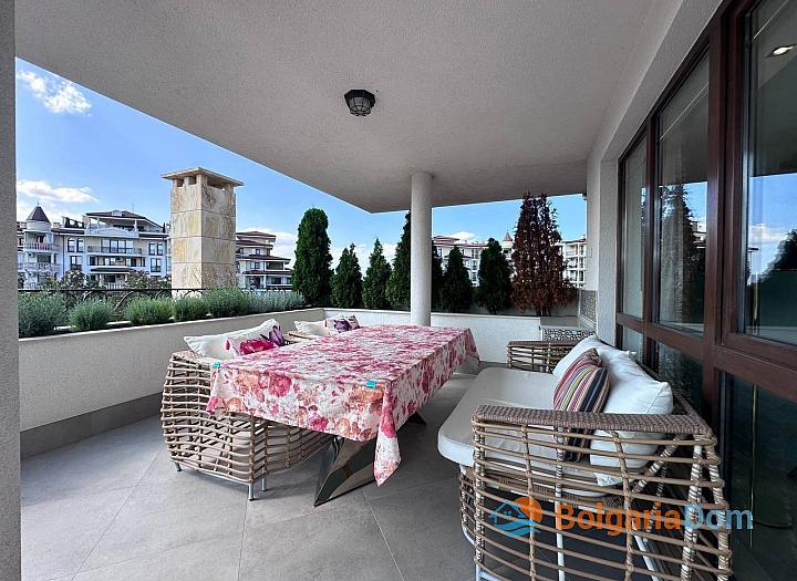 Luxuriöses Apartment mit riesigem Loungebereich auf der Terrasse und Blick auf den Pool. Foto 12