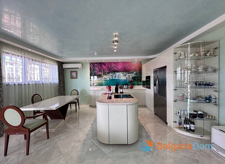 Luxuriöses Apartment mit riesigem Loungebereich auf der Terrasse und Blick auf den Pool. Foto 4