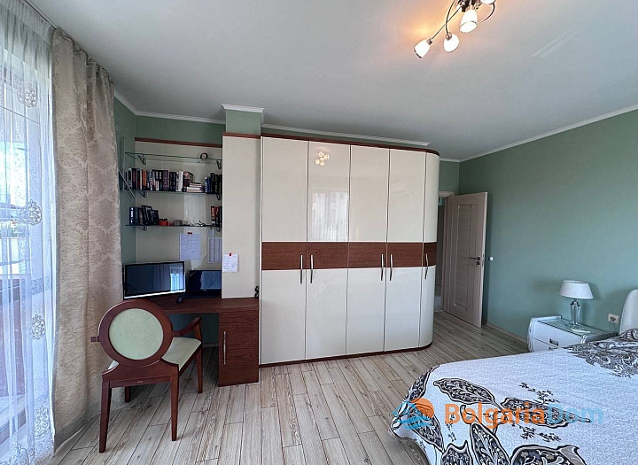 Luxuriöses Apartment mit riesigem Loungebereich auf der Terrasse und Blick auf den Pool. Foto 9