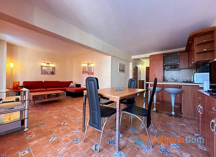 Geräumige Wohnung in einer kleinen Wohnanlage in exzellenter Lage. Foto 3