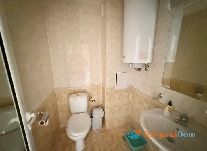 Apartment with a view of the large complex area. Photo 30