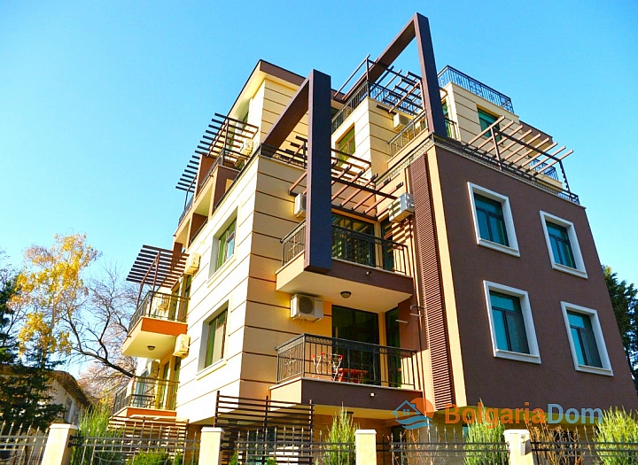 Large apartment in a quality boutique complex. Photo 5