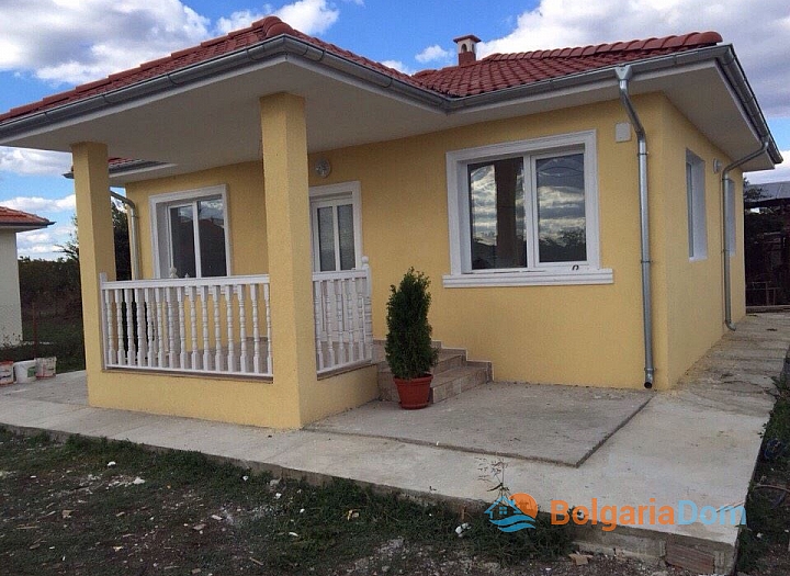 Дом в Болгарии с 2 спальнями и двором. Фото 1