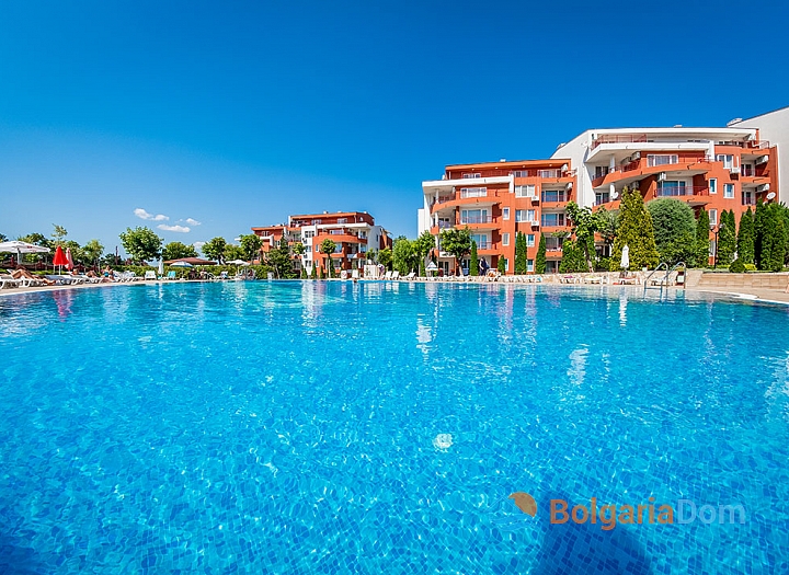 Недорогой апартамент с двумя спальнями на Солнечном берегу. Фото 1