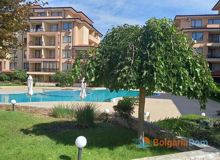 Apartment with a view of the large complex area. Photo 6