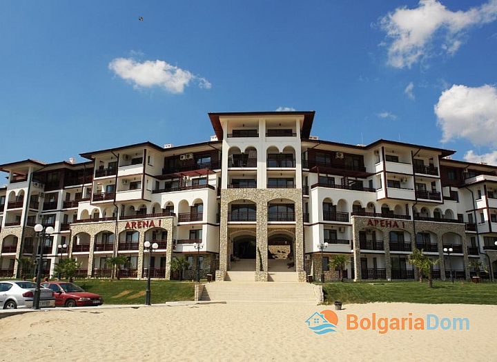 Wohnung in einem großen Komplex in erster Reihe. Foto 1