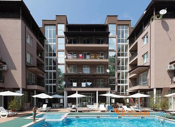 Apartment mit separatem Schlafzimmer und Poolblick. Foto 1
