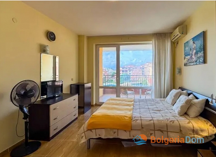 Apartament z widokiem na basen w dużym kompleksie. Zdjęcie 4