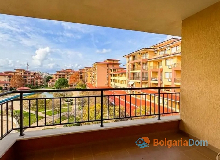 Apartament z widokiem na basen w dużym kompleksie. Zdjęcie 2