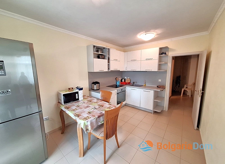 Large apartment in a quality boutique complex. Photo 2