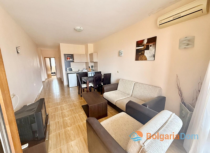 Apartment with a view of the large complex area. Photo 2
