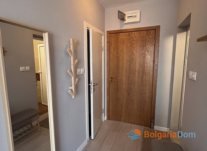 Studio z nowymi meblami i widokiem na basen. Zdjęcie 11