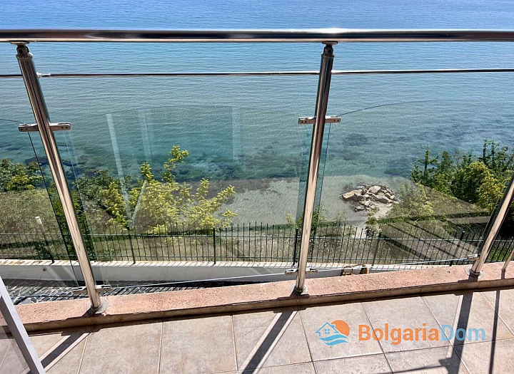 Stylish two-room apartment with a gorgeous sea view. Photo 8