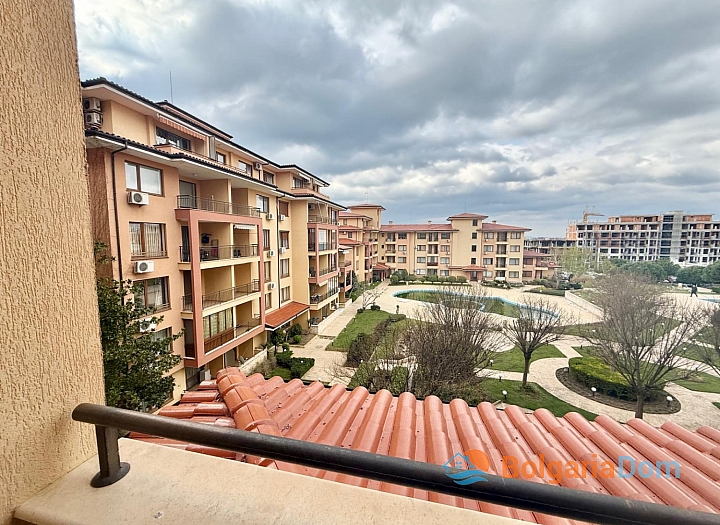 Apartment with a view of the large complex area. Photo 4