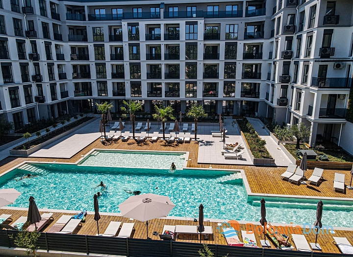 Spacious new apartment with a view of the pool and park. Photo 4