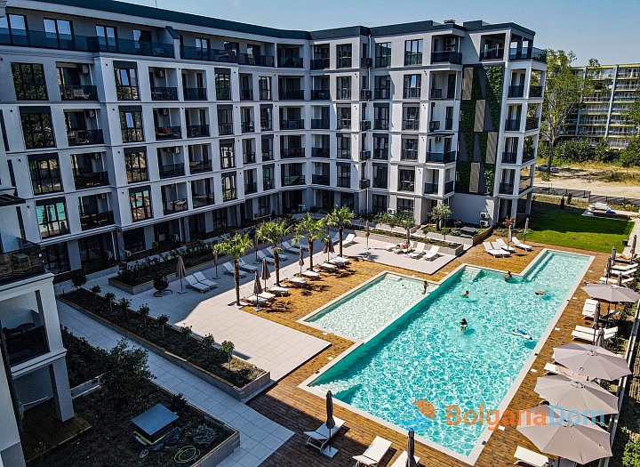Spacious new apartment with a view of the pool and park. Photo 1