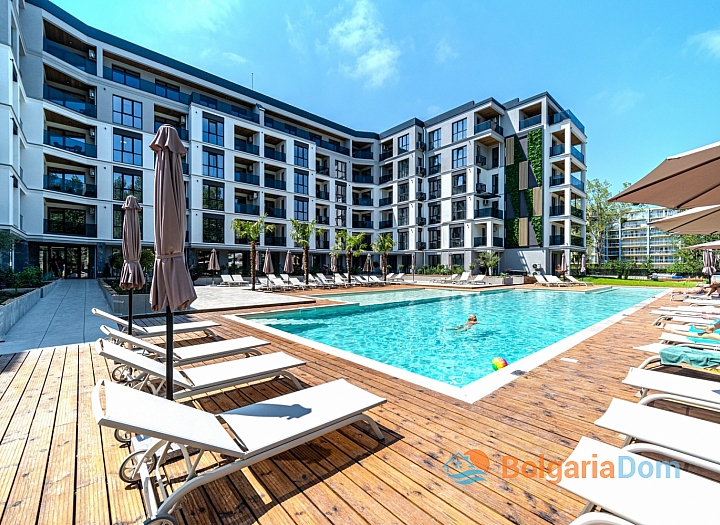 Spacious new apartment with a view of the pool and park. Photo 2