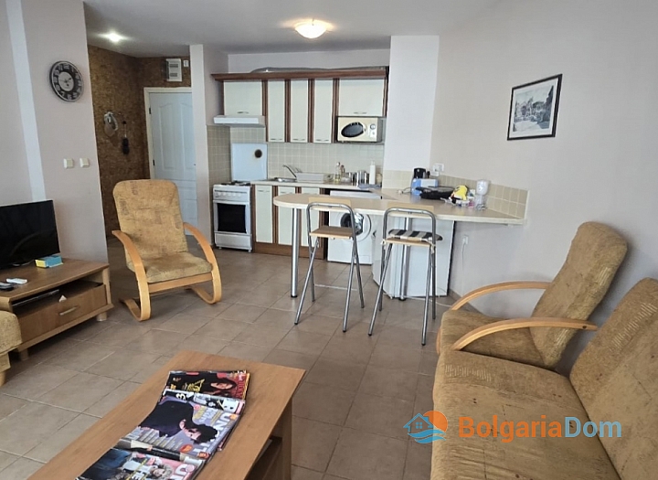 Apartment mit separatem Schlafzimmer in erster Küstenlinie. Foto 2