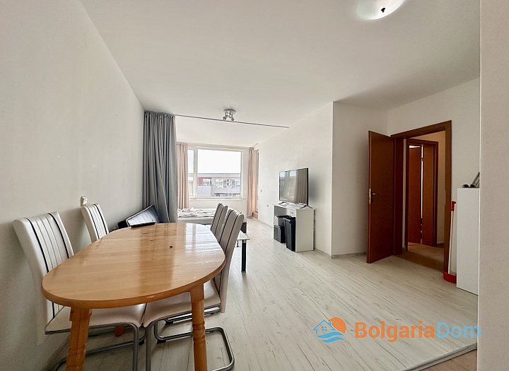 Krásný dvoupokojový apartmán s výhledem na bazén ve velkém známém komplexu. Foto 13