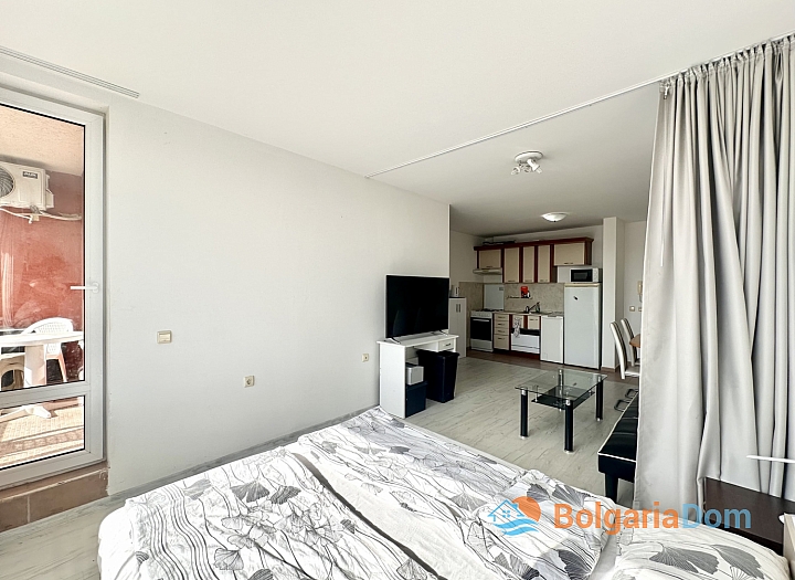 Krásný dvoupokojový apartmán s výhledem na bazén ve velkém známém komplexu. Foto 14