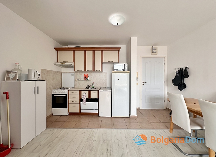 Krásný dvoupokojový apartmán s výhledem na bazén ve velkém známém komplexu. Foto 4
