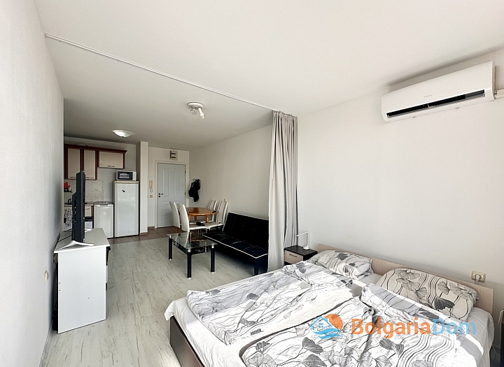 Krásný dvoupokojový apartmán s výhledem na bazén ve velkém známém komplexu. Foto 3