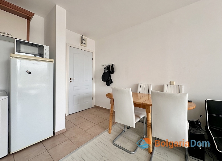 Krásný dvoupokojový apartmán s výhledem na bazén ve velkém známém komplexu. Foto 12