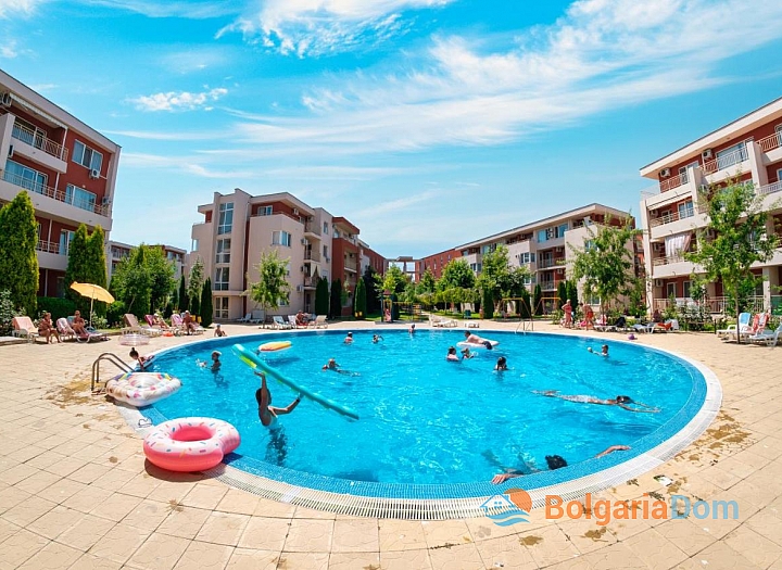 Two-room apartment with pool view in a large complex. Photo 20