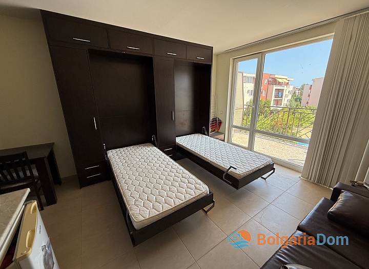 Vynikající studio s výhledem na bazén ve velkém komplexu na pobřeží. Foto 4