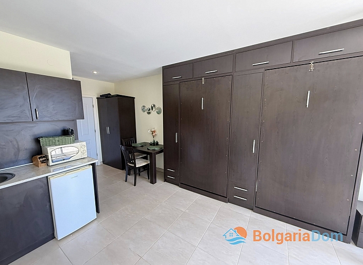 Vynikající studio s výhledem na bazén ve velkém komplexu na pobřeží. Foto 7