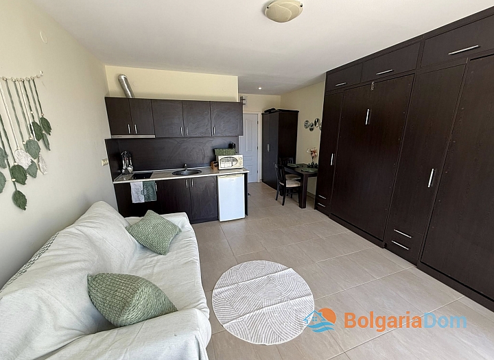 Vynikající studio s výhledem na bazén ve velkém komplexu na pobřeží. Foto 9