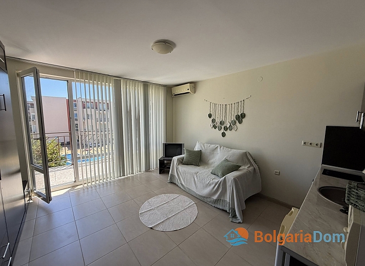 Vynikající studio s výhledem na bazén ve velkém komplexu na pobřeží. Foto 2