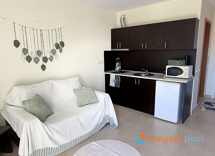 Vynikající studio s výhledem na bazén ve velkém komplexu na pobřeží. Foto 11