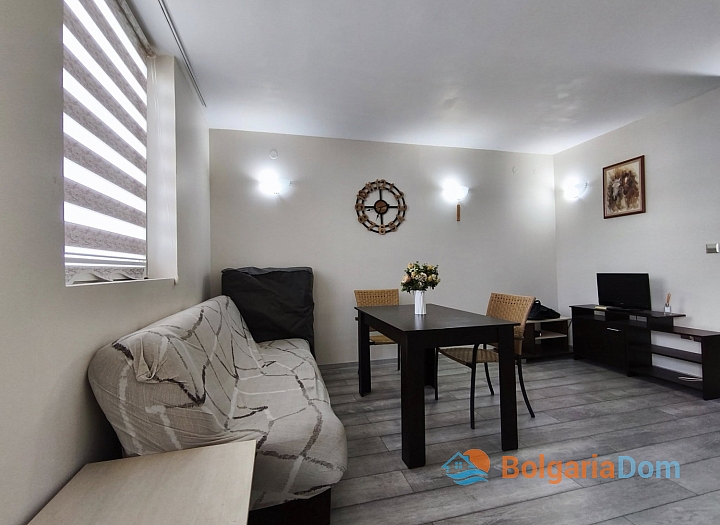 Eine gemütliche Wohnung mit neuen Möbeln. Foto 7