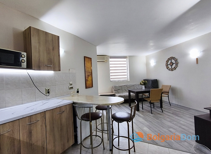 Eine gemütliche Wohnung mit neuen Möbeln. Foto 6