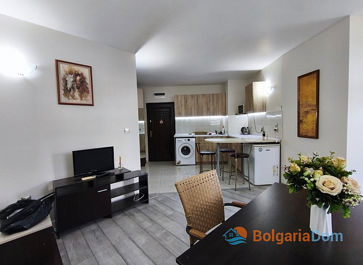 Eine gemütliche Wohnung mit neuen Möbeln. Foto 1