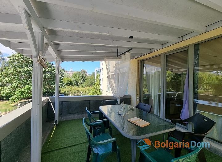 Geräumige Wohnung mit großer Terrasse in einer Wohnanlage. Foto 6